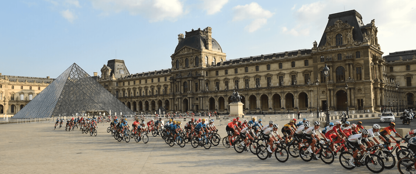 Place de la Concorde and just a few hundred meters from the finish line on the Champs-Élysées, the elegant Automobile Club de France is your prime location to experience the grand finale of the Tour de France.