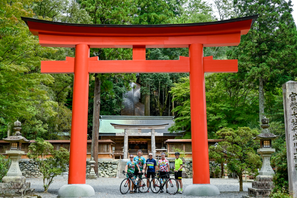 Group shot of guests with bike at a Japanese Temple