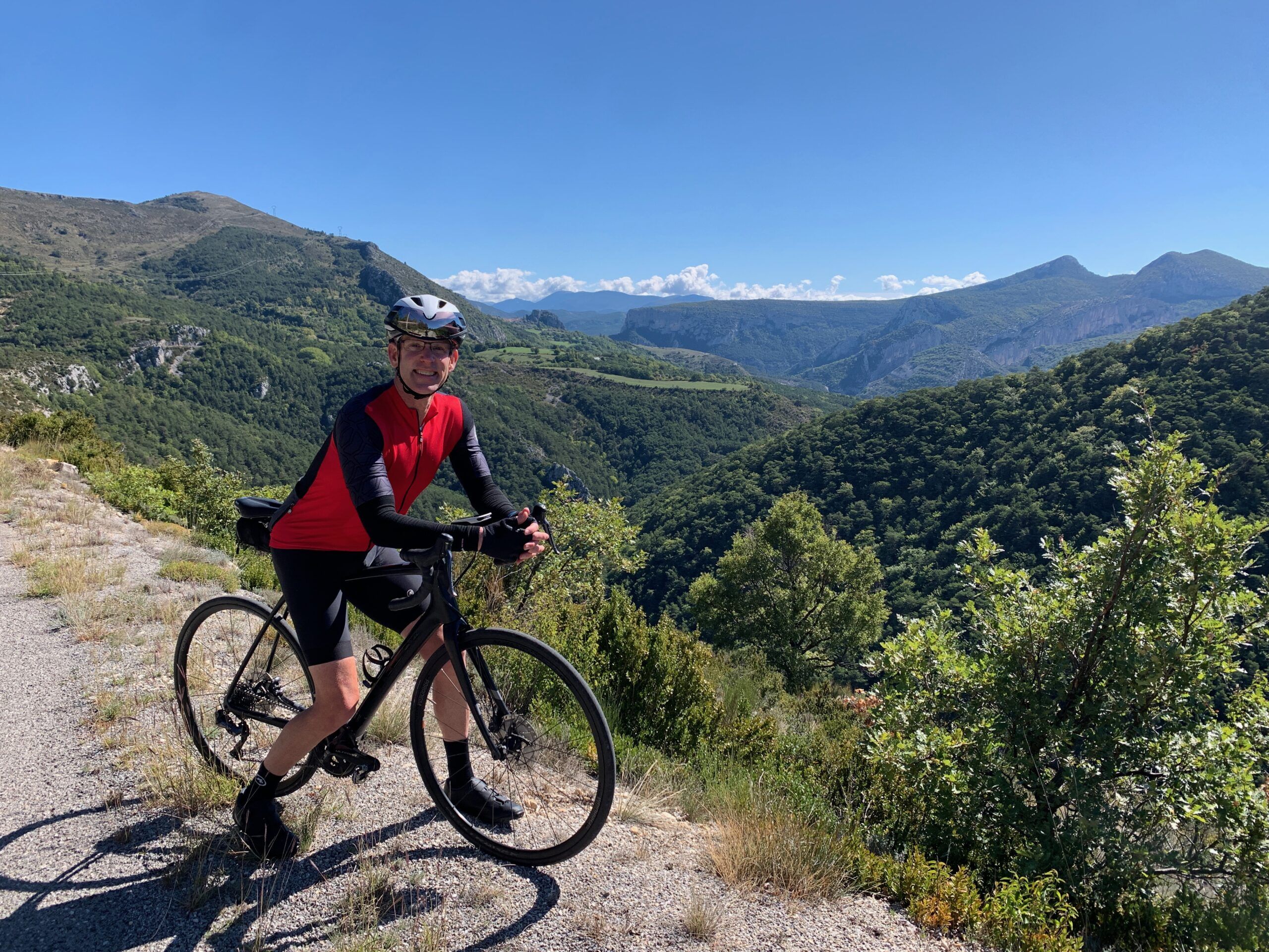 A person posing with its bike in Provence