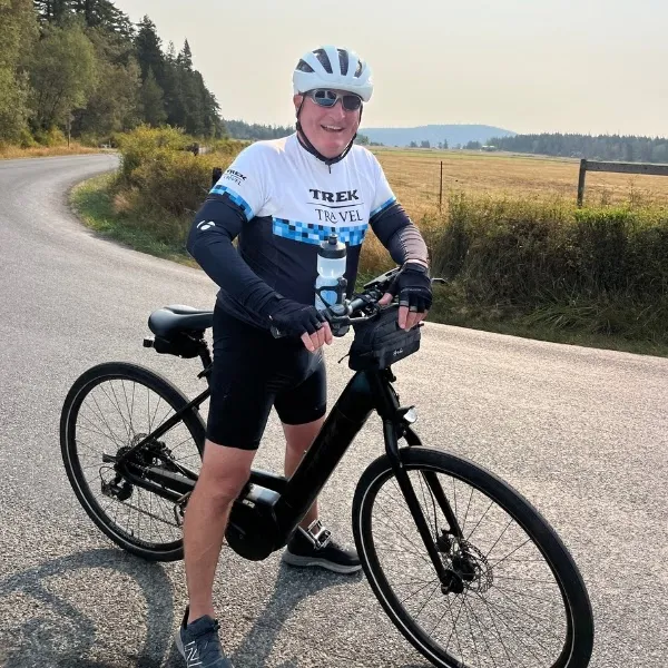 Cyclist on an ebike on a country road