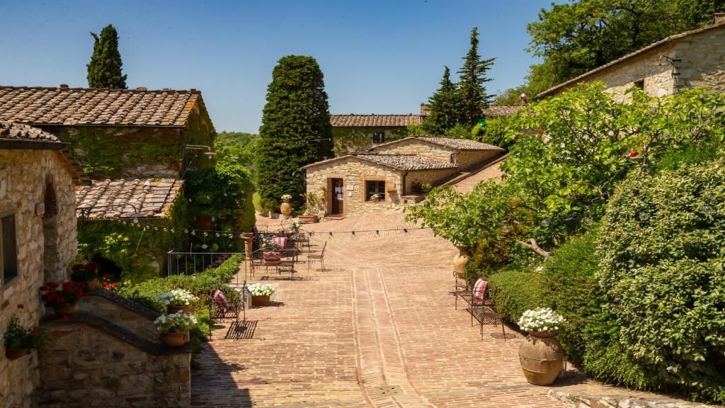 Il Borgo di Vèscine hotel outdoor walkway