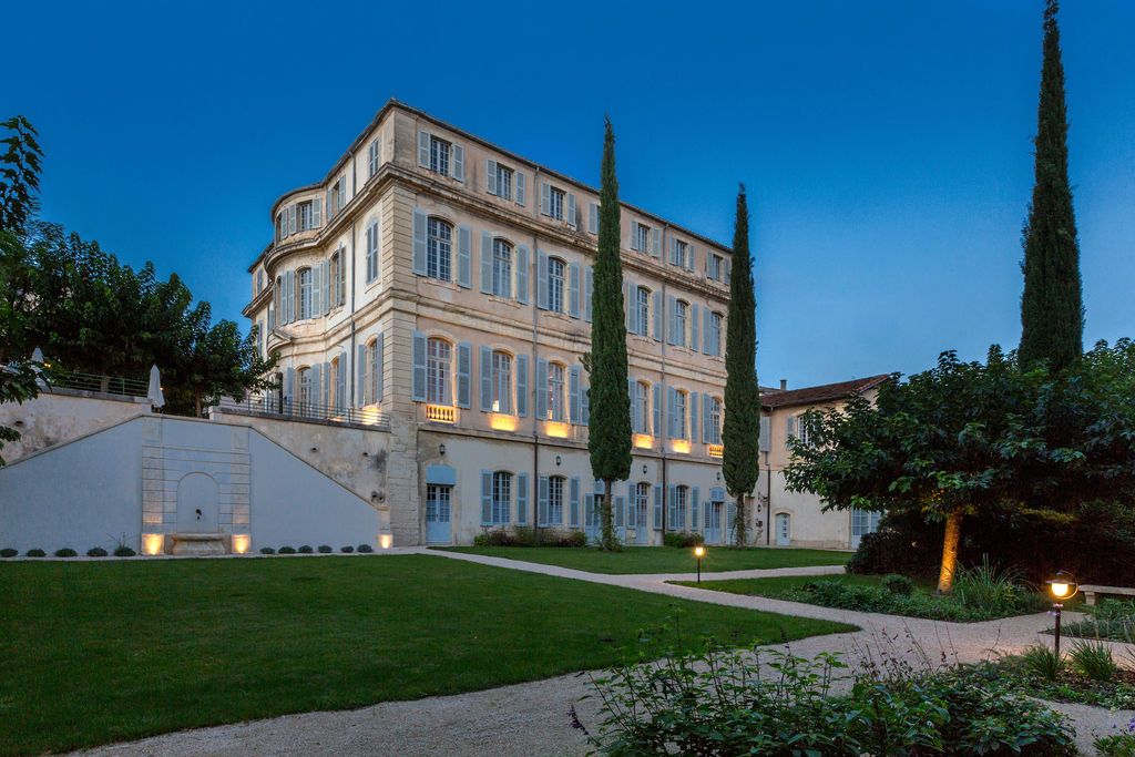 An outside nightview of hotel Château de Mazan