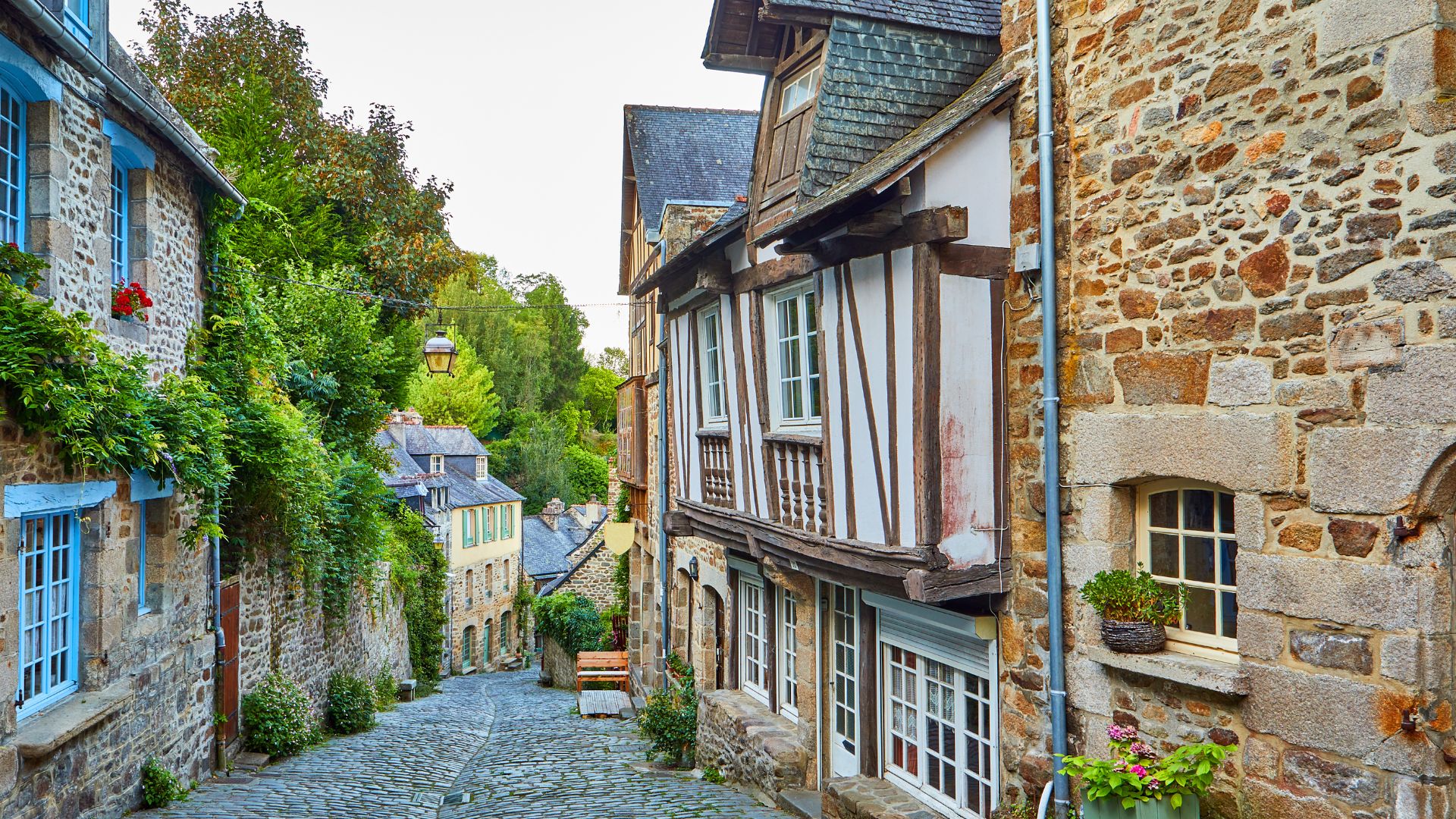 Experience the traditional Breton culture in Dinan 