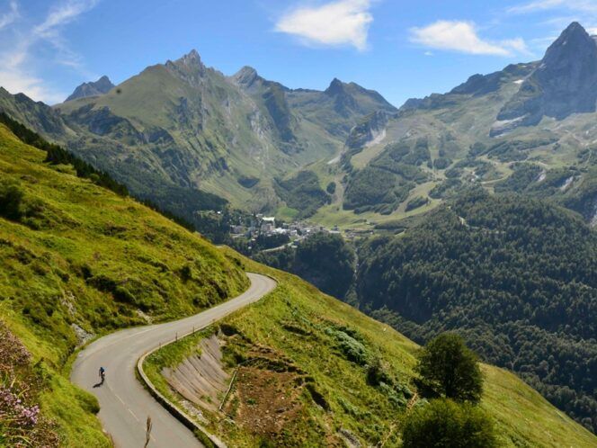 Cyclists in the Pyrénées