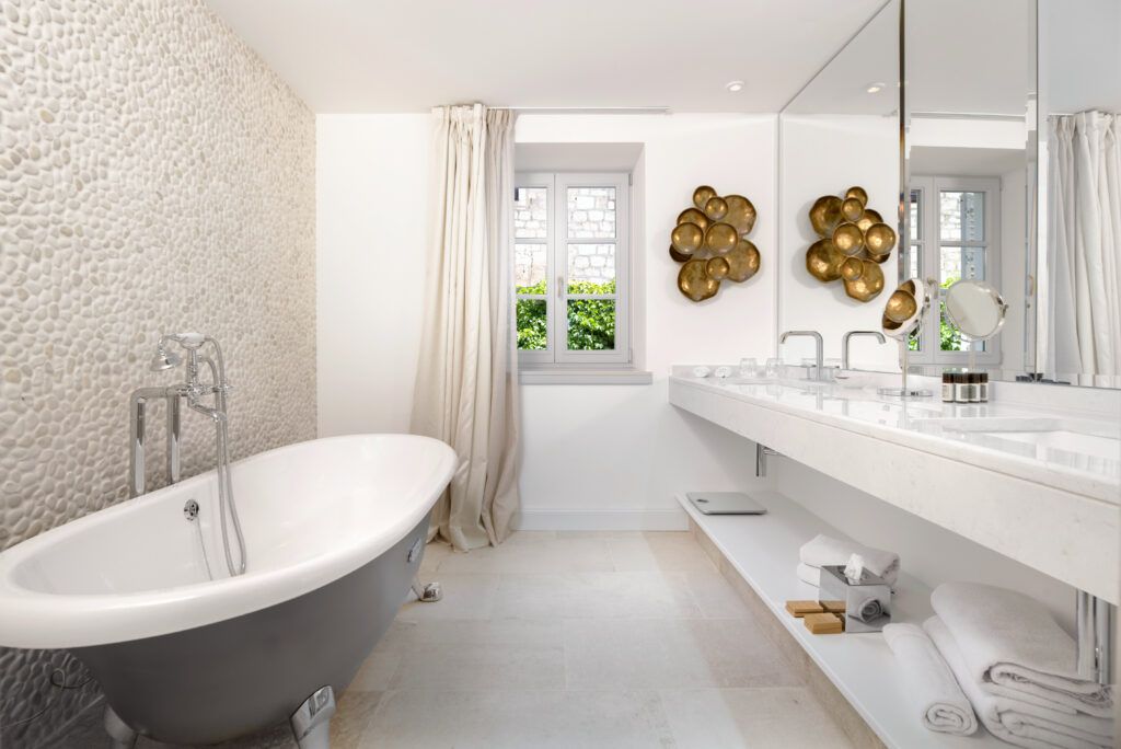 Hotel bathroom with bathtub