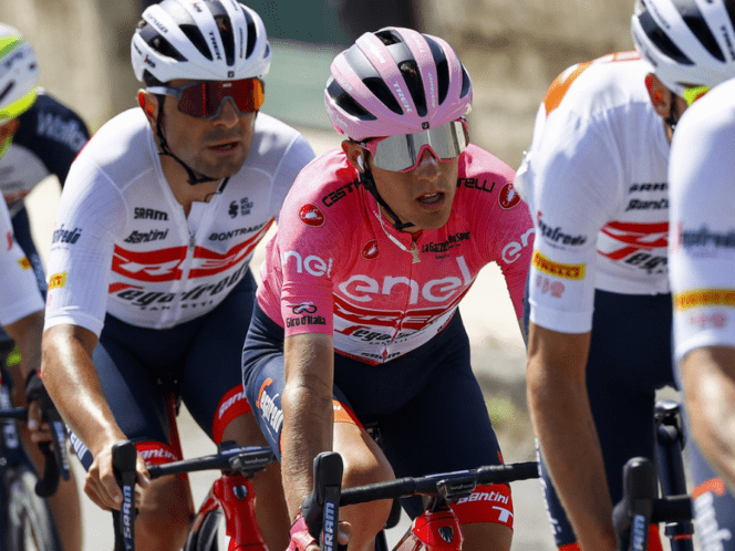 Trek team racers in the Giro