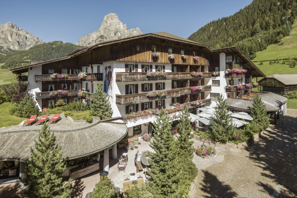 Hotel La Perla: external photo with mountains in the backdrop