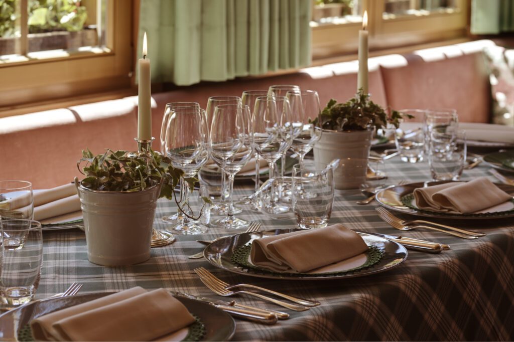 Hotel La Perla: table set up in Ladinia restaurant