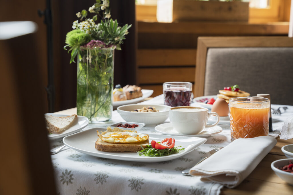 Hotel Baita dei Pini: table set with breakfast
