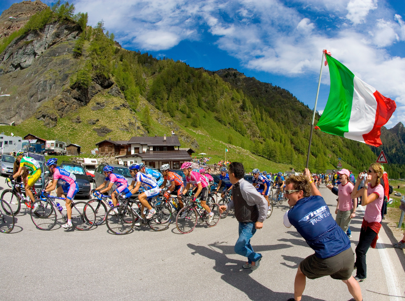 Giro corwds cheering on riders