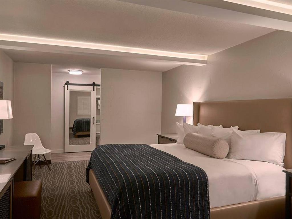 Fredericksburg hotel guest room suite