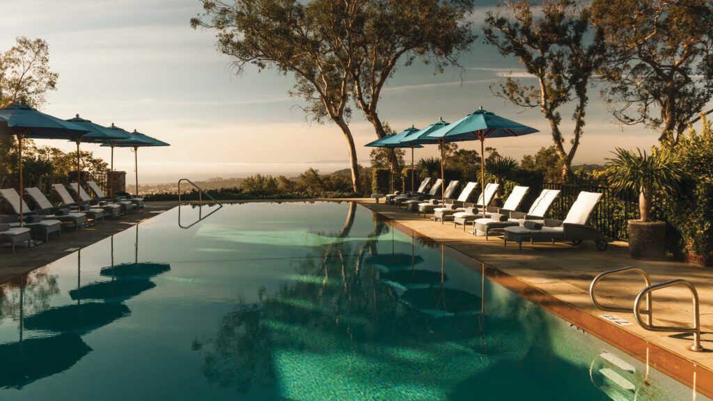 Infinity pool and patio chairs at Hotel Belmond El Encanto