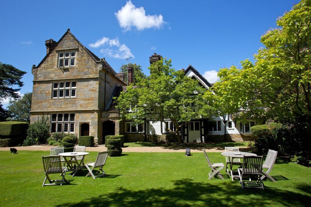 Exterior of hotel Ockenden with surrounding green lawn