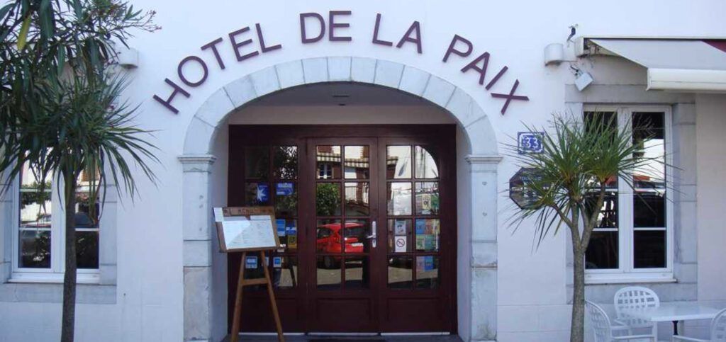 front entrance of the Hotel De La Paix