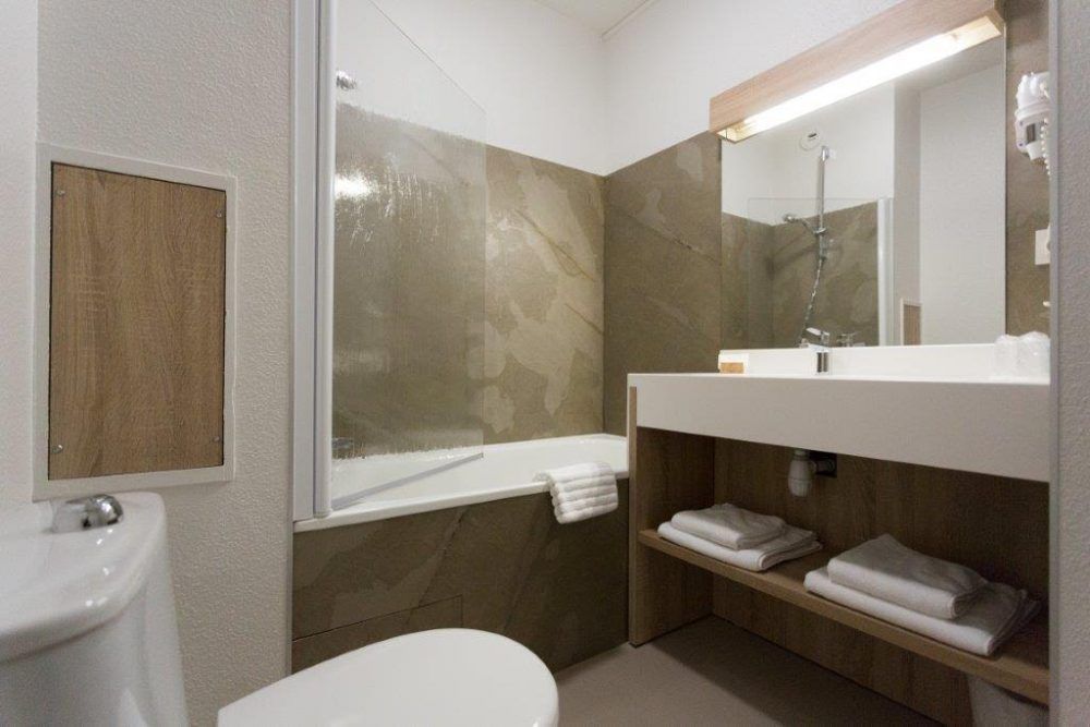 De la Paix Hotel guest bathroom