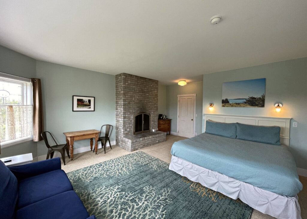 Double bedroom with fireplace at Hotel Edenwild Inn Lopez Island