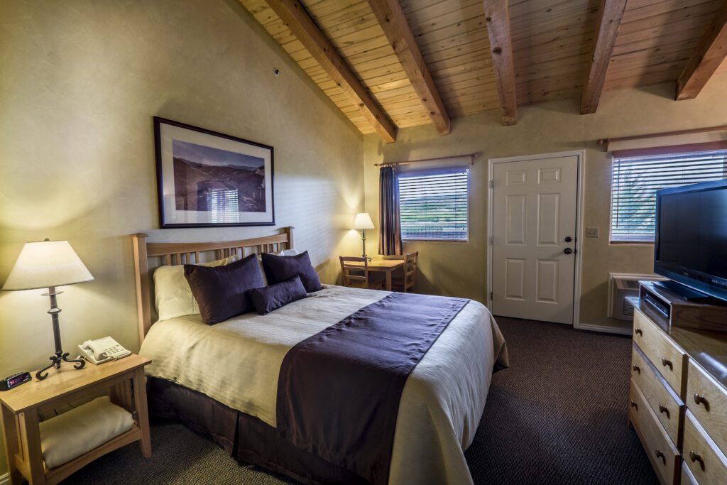 Double bedroom with wood beam ceiling at Boulder Lodge