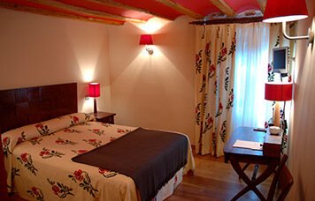 Double bedroom and lamps at Hotel Casa Masip