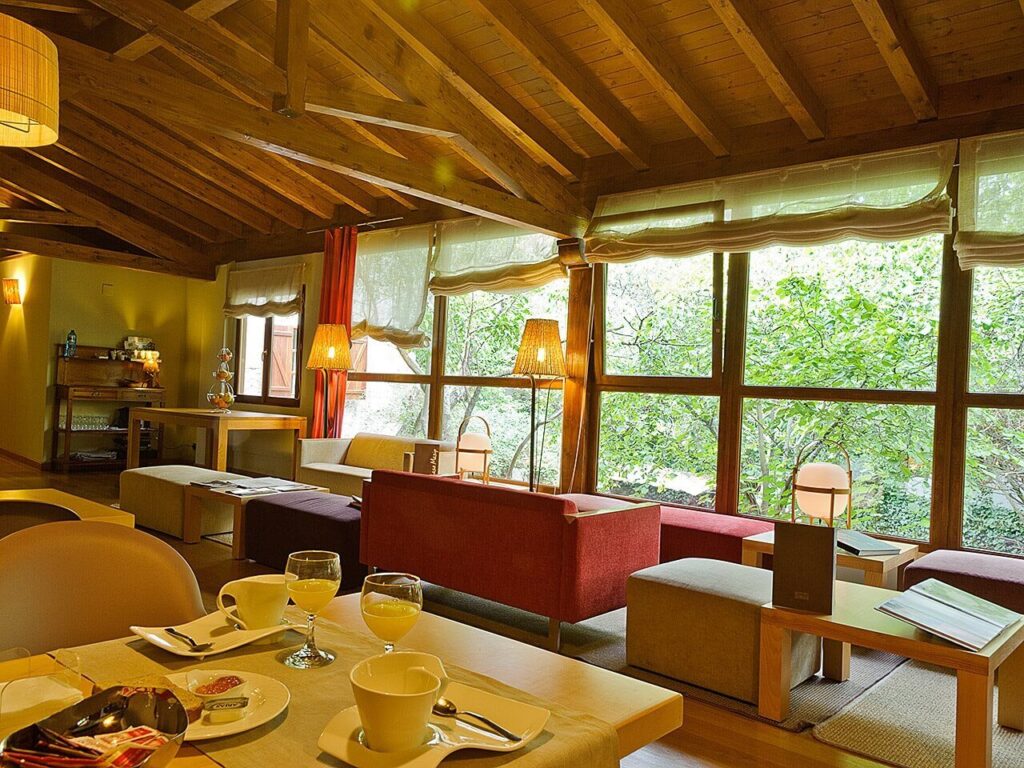 Breakfast and lounge area at Hotel Casa Masip