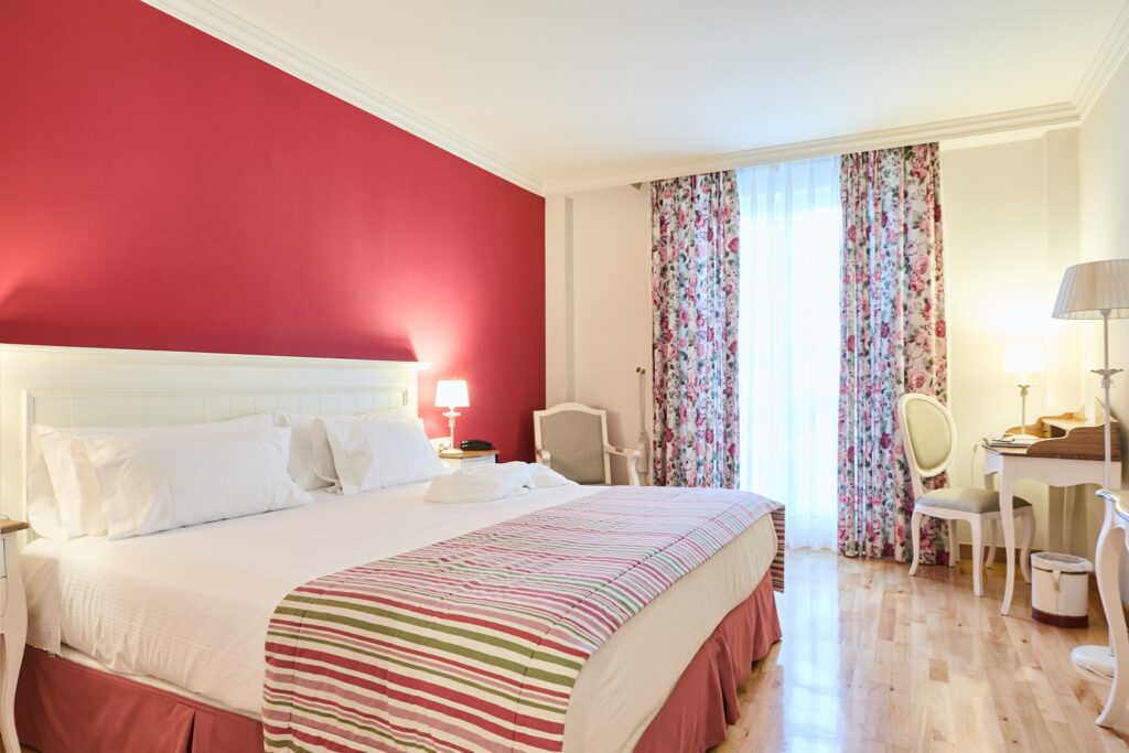 Double bedroom with wooden floors and furnishings at Hotel Silken Villa Laguardia