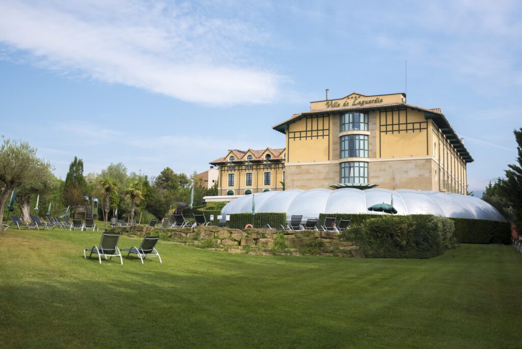 The garden and outer edifice of Hotel Silken Villa Laguardia