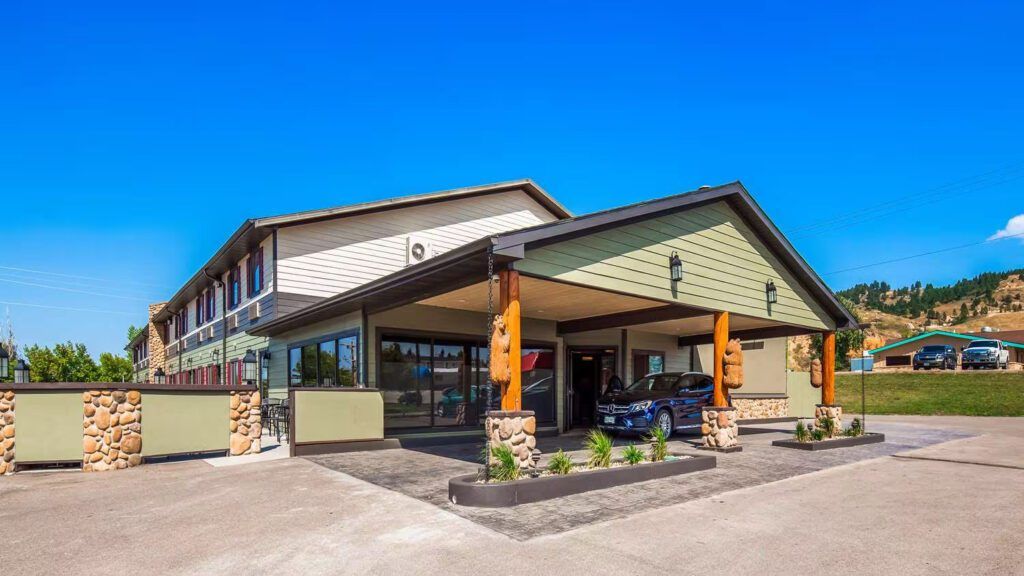 The driveway entrance of Black Hills Lodge