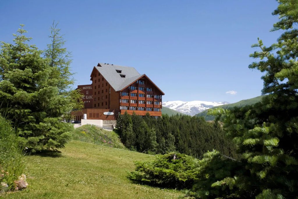 Exterior view of Hotel Le Pic Blanc in the mountains