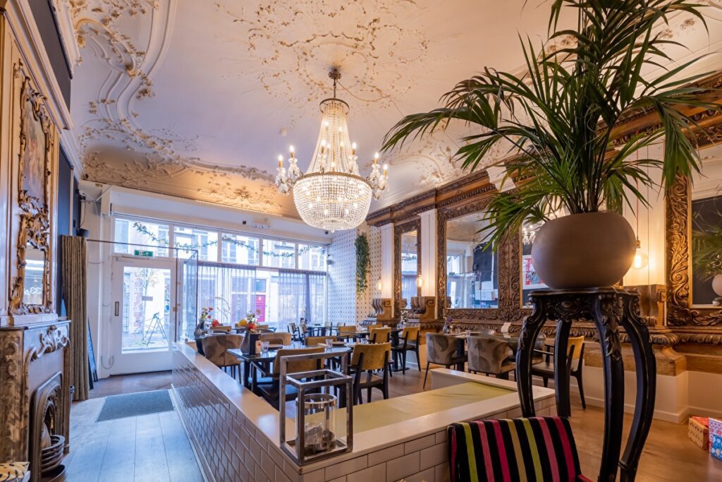 Dining area with large chandelier at Boutique Hotel De Salon van Fagel