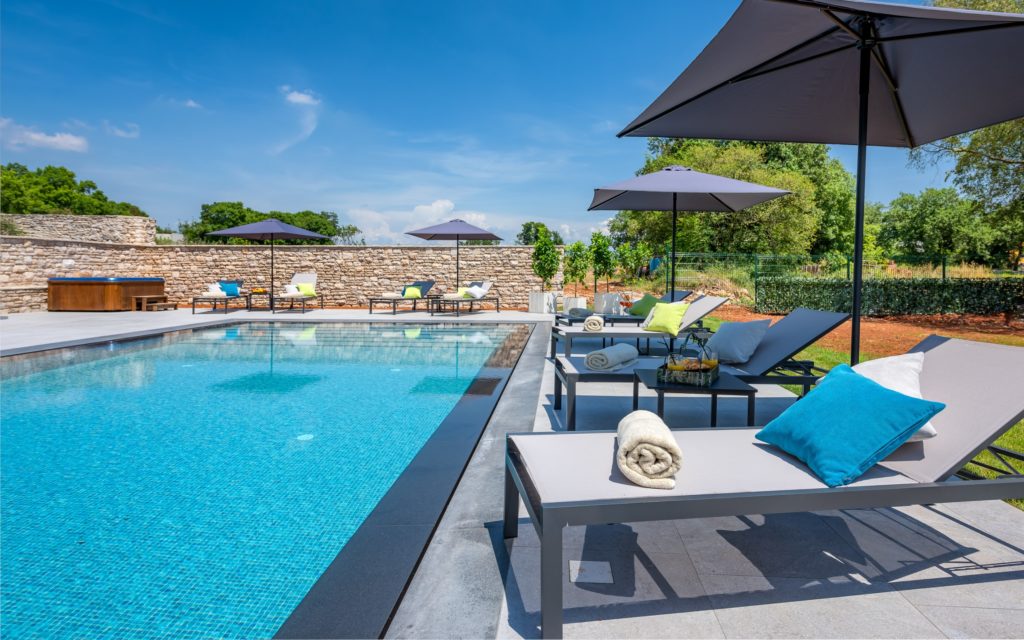 Pool and patio at Hotel San Tommaso