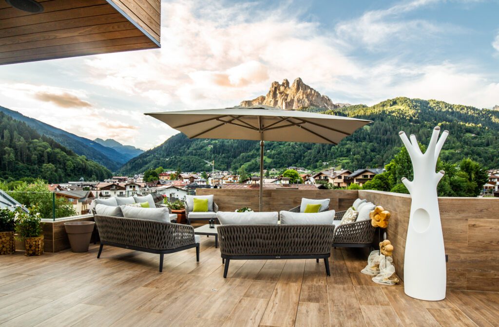 Outdoor patio with umbrella and mountain view at Brunet resort