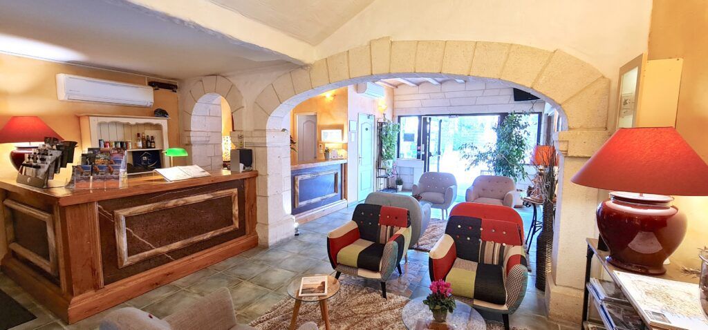 Reception area with armchairs at Hotel du Mas