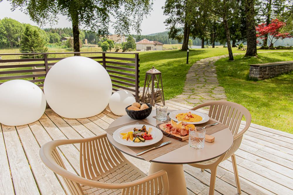 Breakfast at a table for two on the patio at Linta Hotel Wellness & Spa