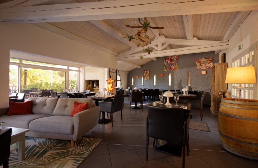 Bar and lounge area of Auberge de Val Mourèze