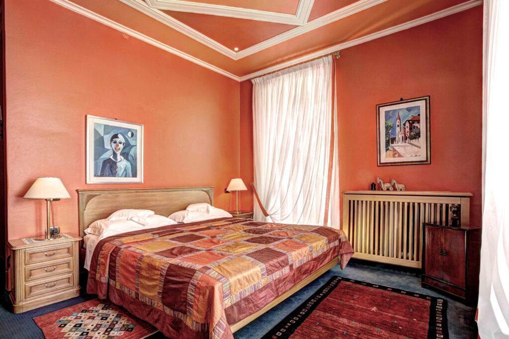 Double bed at Storico Hotel Regina