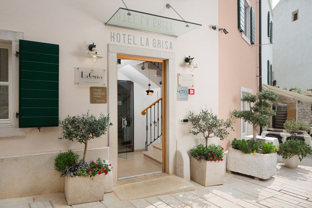 Front street entrance of Hotel La Grisa