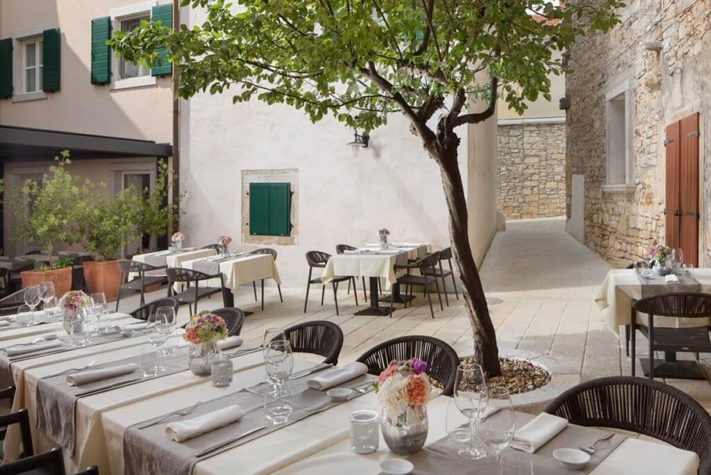 Restaurant patio at Hotel La Grisa