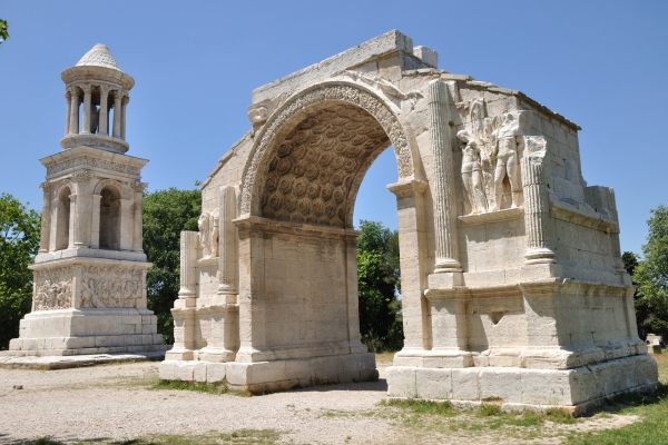 Visit the Glanum Archaeological Park