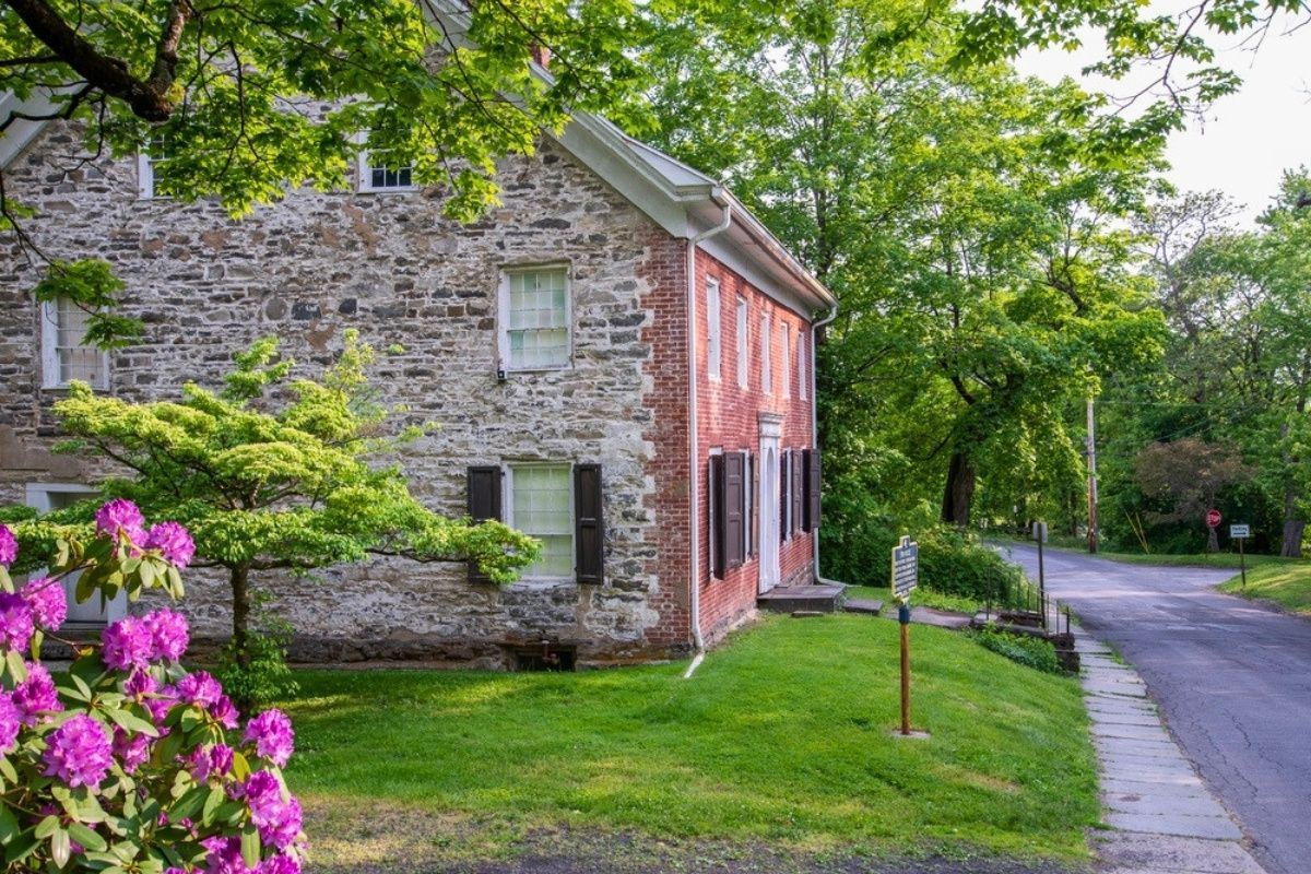 Walking tour of Historic Huguenot Street