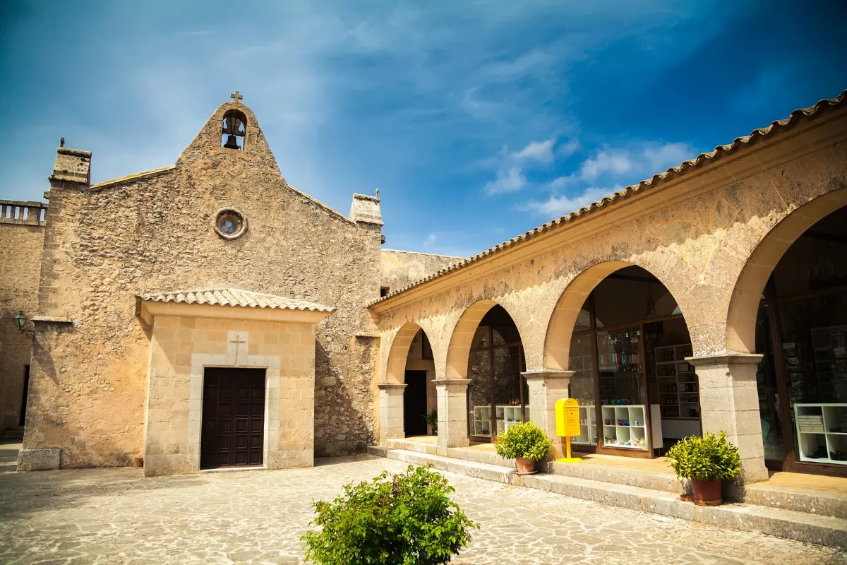 Climb to the Sanctuary of Cura